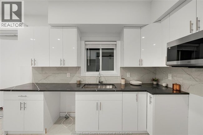 Building Photo - 663 Alexandrine St