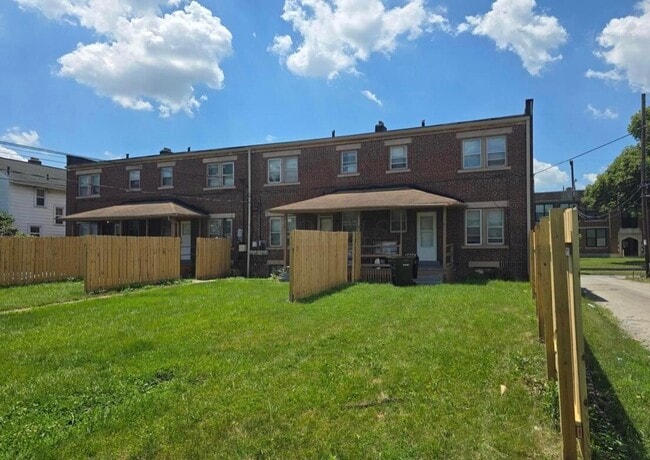 Building Photo - 534 S Richardson Ave