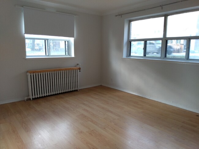 Building Photo - 569 Kingston Rd