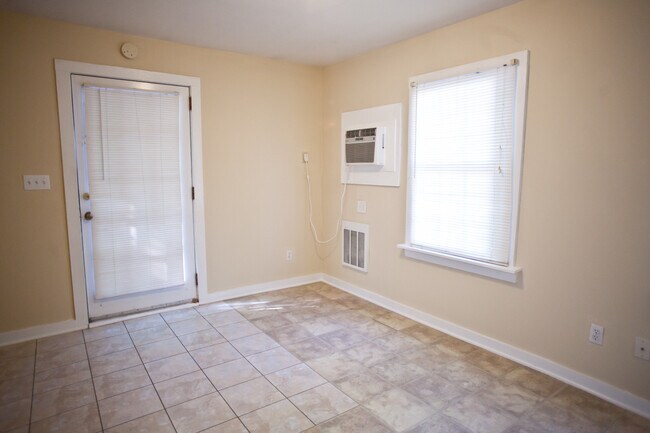 Building Photo - Adorable Studio Apartment on N. Columbia - Walk to UNC and downtown!
