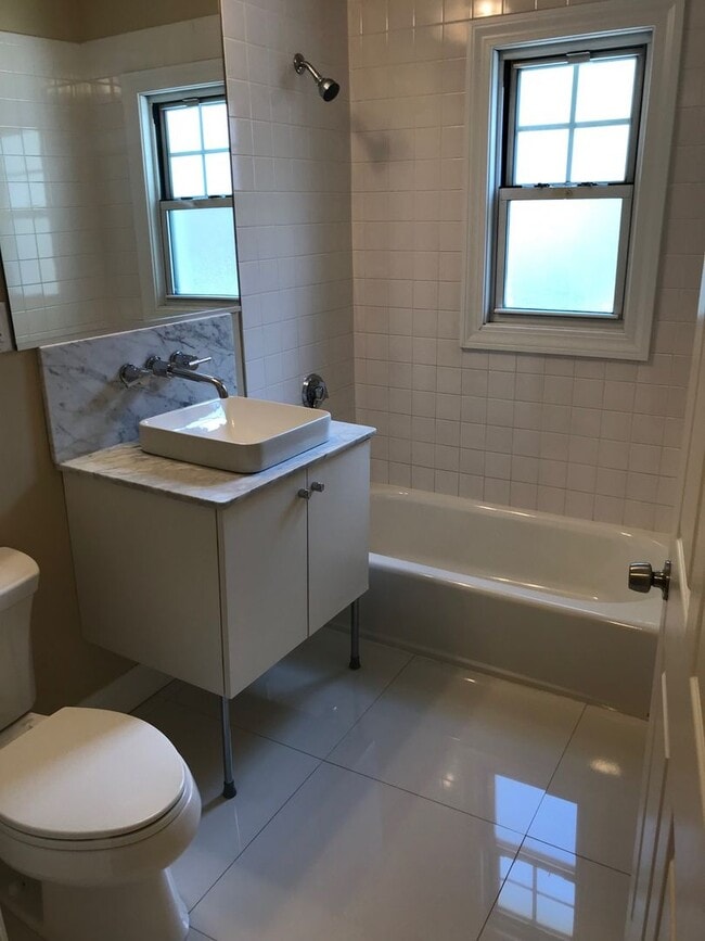 Foto del edificio - Charming 4 Bedroom-No Broker Fee