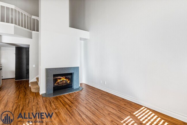 Foto del edificio - 2 Bed, 2.5 Bath Condo with Loft Available ...