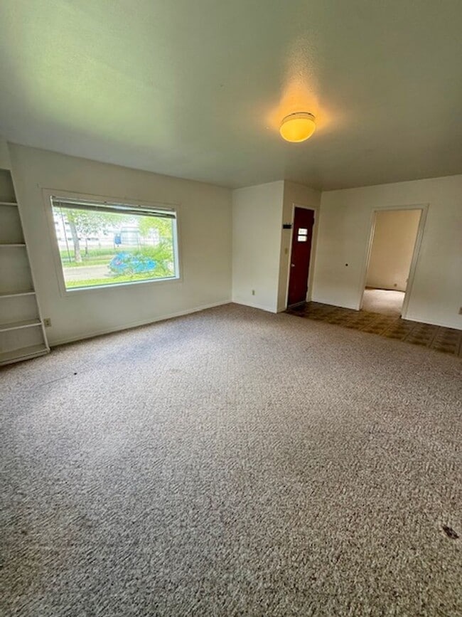 Building Photo - 3 Bedroom, 1 Bath Apartment for Rent - Clo...