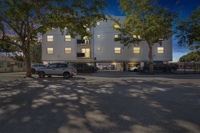 Foto del edificio - 888 NE 132nd St