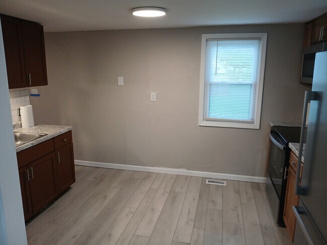 Foto del edificio - 2301 N Rosewood Ave