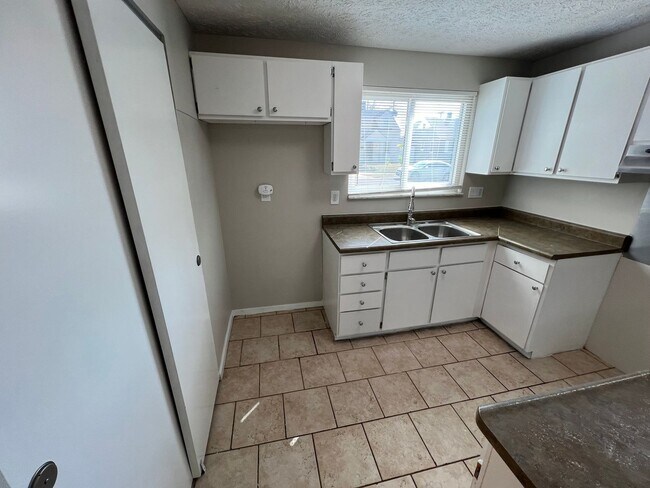 Building Photo - 3 Bedroom 1 and a Half Bathrooms Multi Sto...