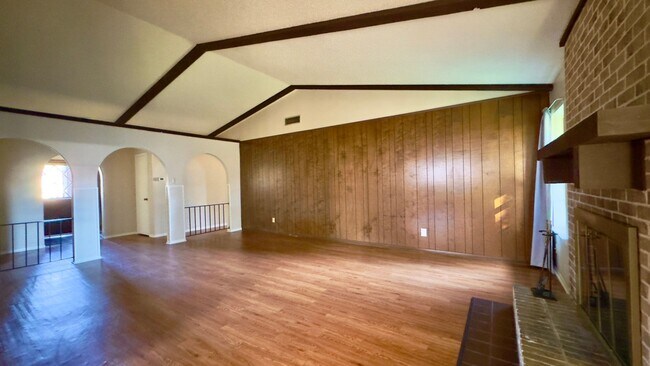 Building Photo - Stunning 4/2/2 in Carrollton Ready For Mov...