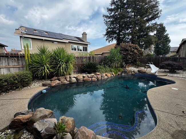 Foto del edificio - BEAUTIFUL 2 STORY 4 BD, 3 BATH, 3 CAR GARAGE, WITH POOL!