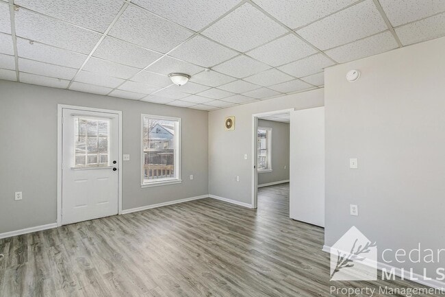 Building Photo - Wheelchair accessible LARGE 1 bedroom on the North side!