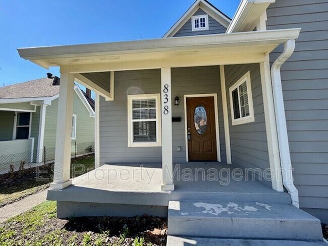 Building Photo - 838 N Temple Ave