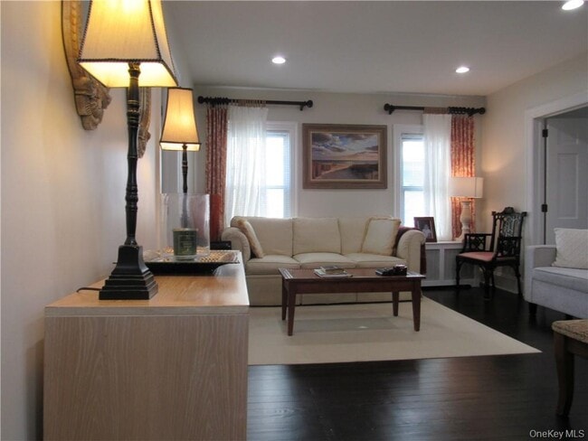 Building Photo - 242 William St