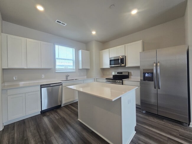 Building Photo - 701 Taylor Dr