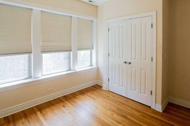 Foto del edificio - 1208 W Waveland Ave