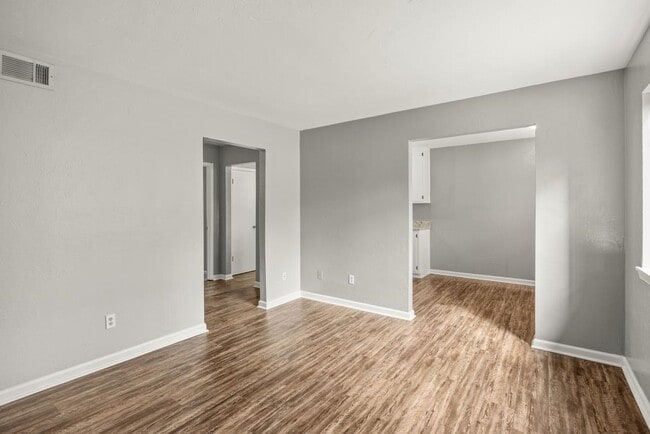 Building Photo - 2 bed/ 1 bath Apartment in Prime Tallahass...