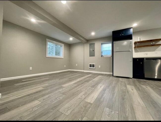 Building Photo - Stunning Mid Century Modern Cottage In Mill Park Neighborhood~  Large Yard w/ Privacy Fence~ Wash...