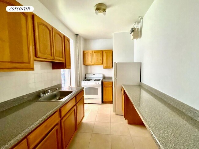 Foto del edificio - 585 Isham St