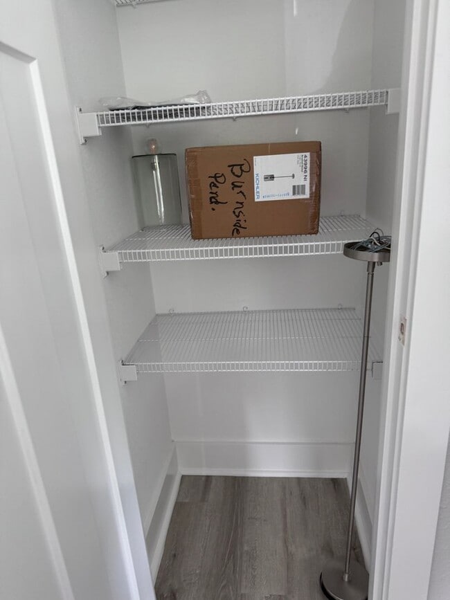 Foto del edificio - 997 Burnside Rd