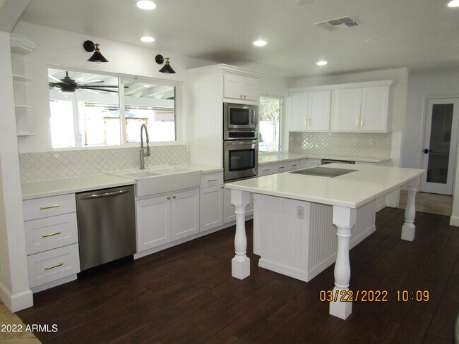 Building Photo - 2802 E Weldon Ave