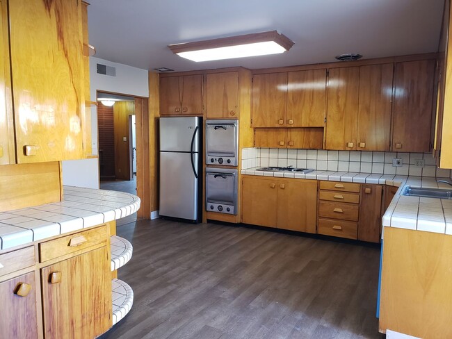 Building Photo - Beautiful, spacious home for RENT!