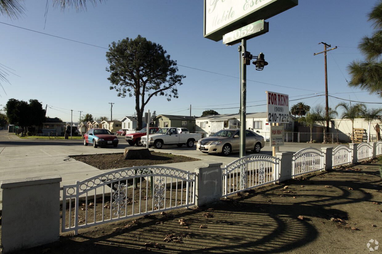 Primary Photo - 1052 E Mission Blvd