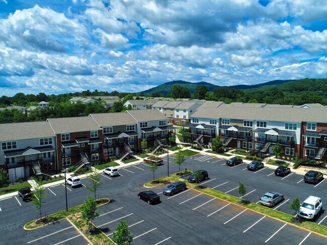 Building Photo - 2 bedroom Townhouse- with side balcony - A...