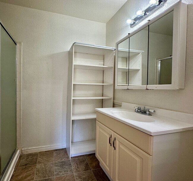 Building Photo - Spacious 2 Bed 2 Bath Condo in Aurora! Acr...