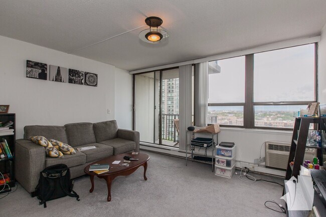 Foto del edificio - 2740 N Pine Grove Ave