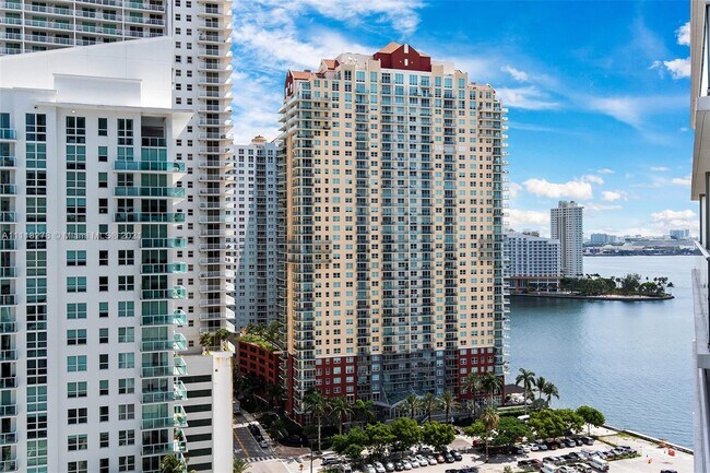 Building Photo - 1300 Brickell Bay Dr
