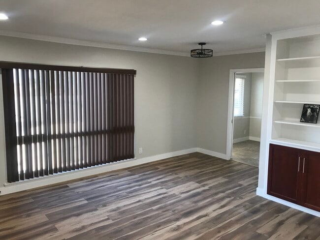 Foto del edificio - 1742 W 83rd St