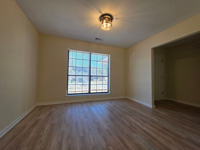 Building Photo - 3 Bedroom, 2 bath home with garage in the Hesse School district!