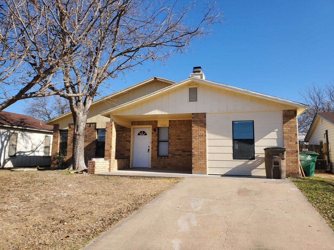 Foto principal - Remodeled 3 bedroom house close to everyth...