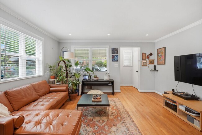 Foto del edificio - Michigan Park Townhome | 4 Bed | 2.5 Bath | 1,700 Sf | Fenced-in Front & Backyard w/ Deck
