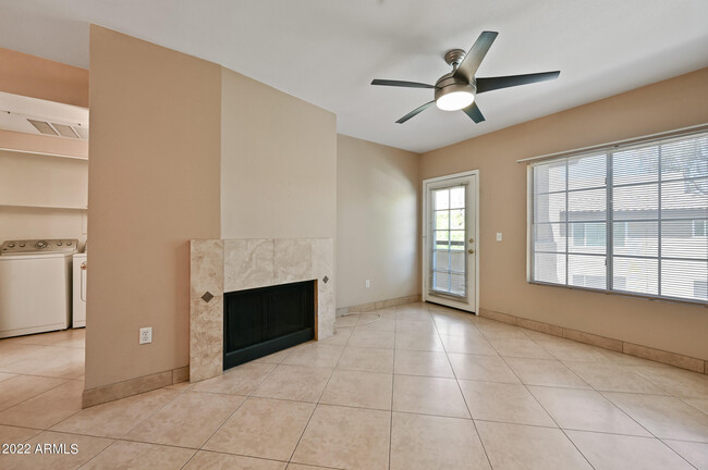 Foto del edificio - 9451 E Becker Ln