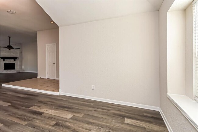 Foto del edificio - 8610 Greenleaf Lake Dr