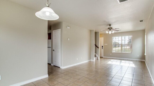 Building Photo - 1208 Boxwood Dr