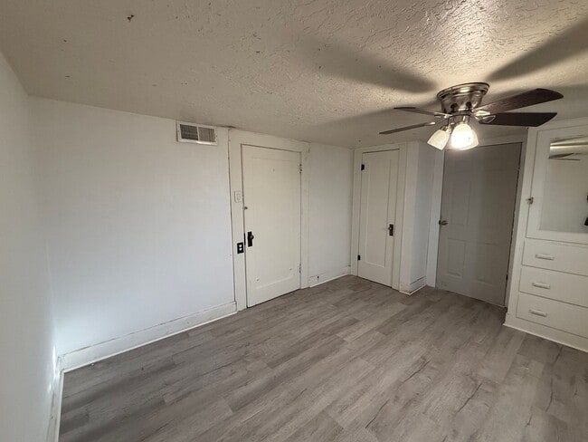 Building Photo - 300 E 5th St