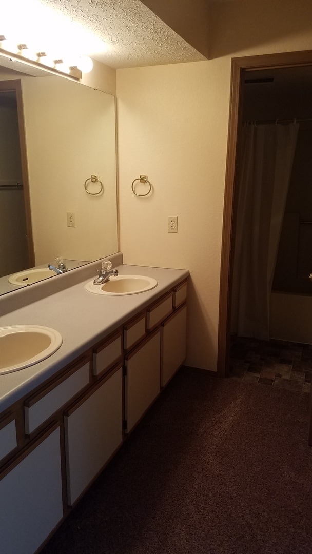 Building Photo - 1 bedroom, unfurnished walk-in condo at Fa...