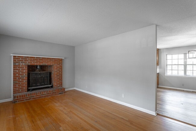Building Photo - 3 Bedroom Home Close to All
