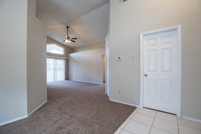 Foto del edificio - 338 Lakebreeze Cir