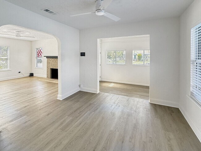 Foto del edificio - Recently Updated 3/2 with Pool and 2 Car Garage