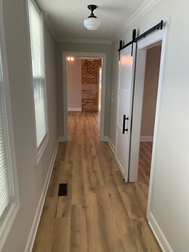 Building Photo - 2 Bedroom, 1 Bath newly renovated shot gun...