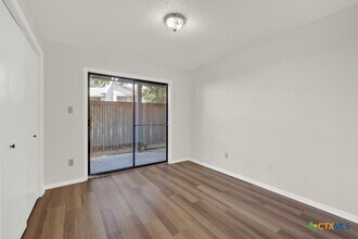 Building Photo - 1202 Thorpe Ln