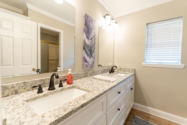 Building Photo - Beautiful 4 bed/2 bath home in Lakewood Su...