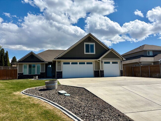 Foto del edificio - Gorgeous Craftsman Home- 5 bed, 3 Full Bath- Includes Landscaping!