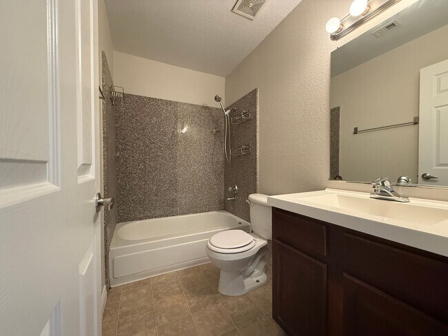 Foto del edificio - Upstairs unit at Bella Vita Guard-Gated Co...