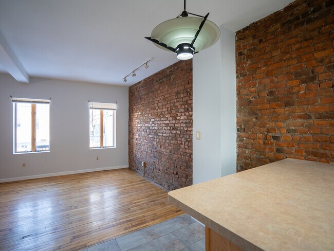 Foto del edificio - 335 Hudson Ave