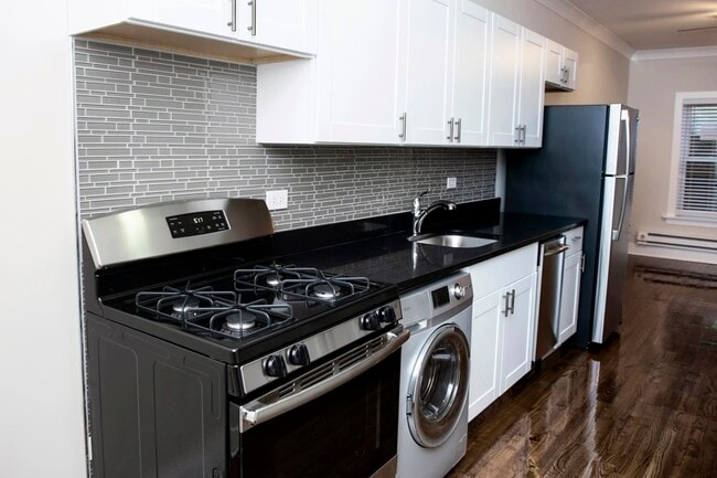 Building Photo - 727 W Roscoe St