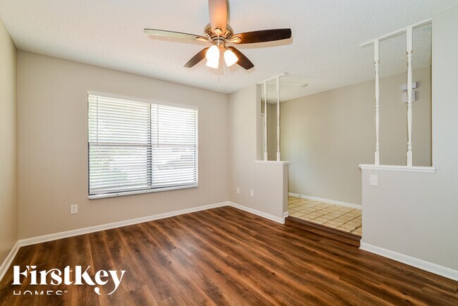 Building Photo - 1257 Poinsettia Dr