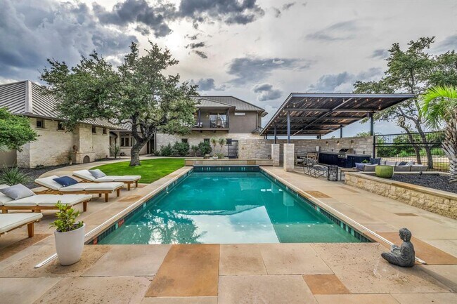 Building Photo - 8115 Two Coves Dr