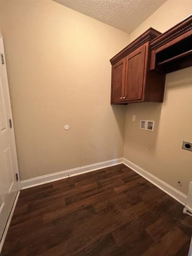 Building Photo - Beautiful home in a very quiet neighborhood!